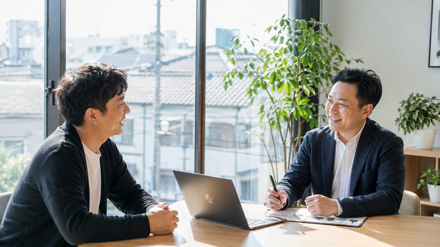 自社で作るか、専門家に相談するか